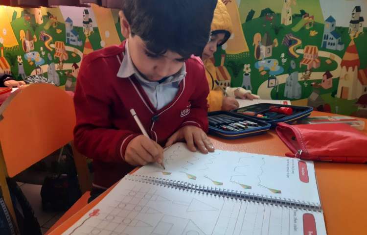 انجام فعالیت‌های کتاب Pencil Control 3