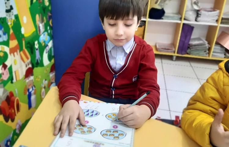 انجام فعالیت‌های کتاب Math 3