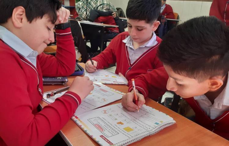 انجام فعالیت‌های کتاب Math 3