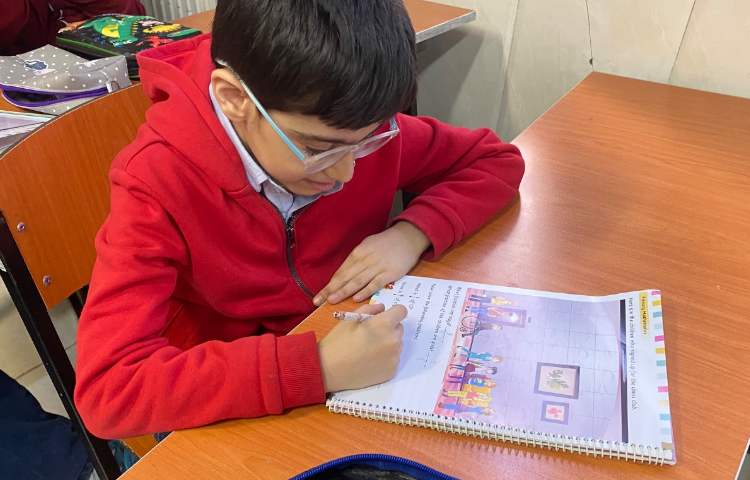 انجام فعالیت‌های کتاب Math 3