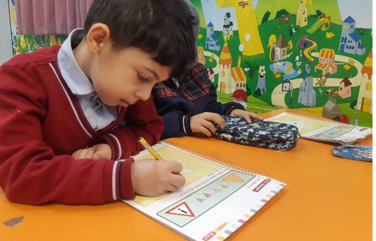 انجام فعالیت‌های کتاب Math 3