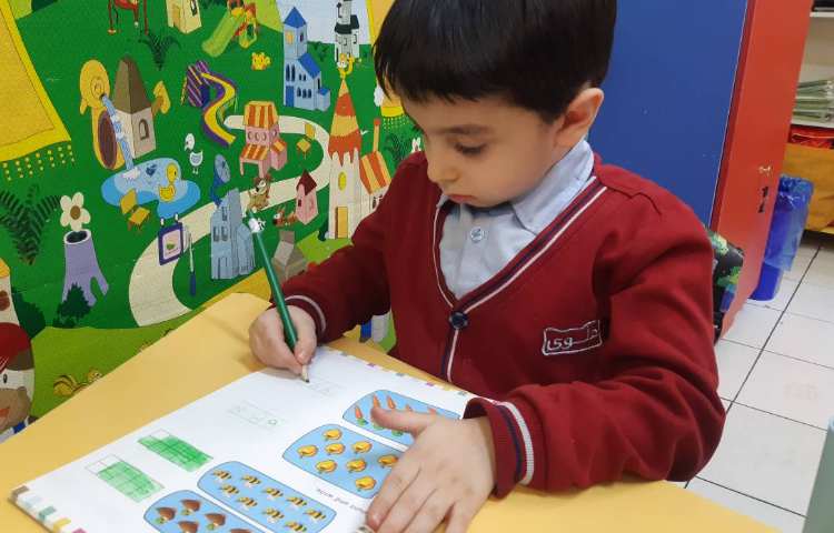 انجام فعالیت‌های کتاب Math 3