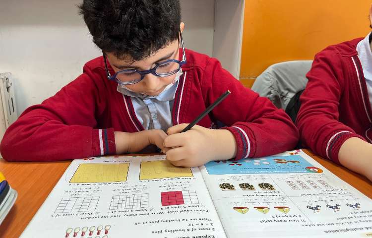 انجام فعالیت‌های کتاب Math 3
