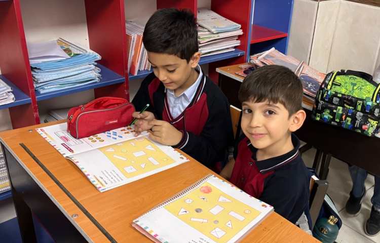 انجام فعالیت‌های کتاب Math 4