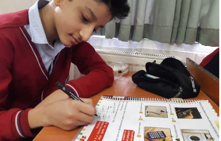 انجام فعالیت‌های کتاب Science 4