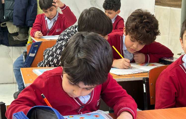 انجام فعالیت‌های کتاب Math 4