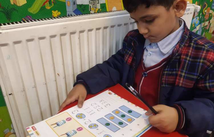 انجام فعالیت‌های کتاب Math 4