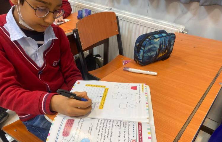 انجام فعالیت‌های کتاب Math 4