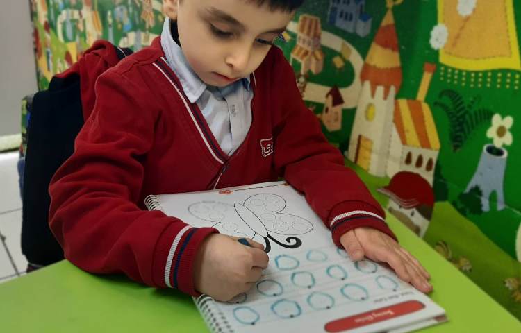 انجام فعالیت‌های کتاب Pencil Control 4