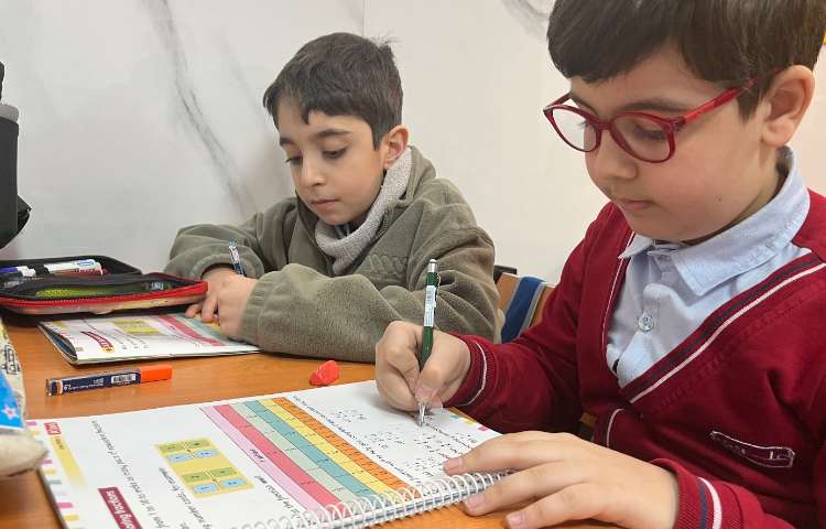 انجام فعالیت‌های کتاب Math 4