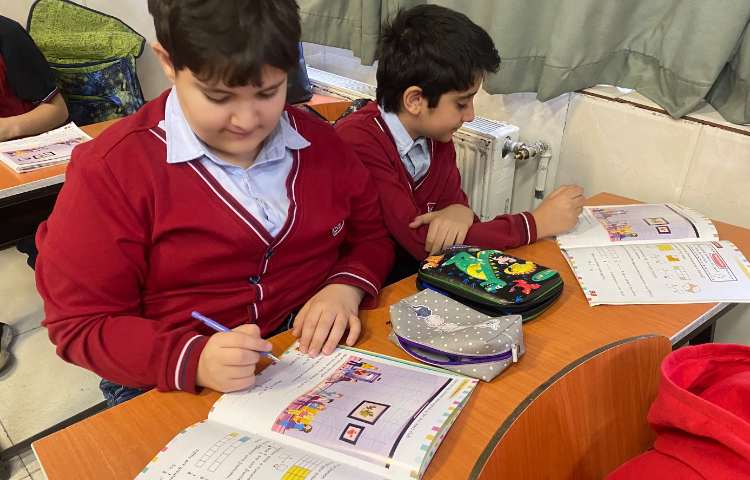 انجام فعالیت‌های کتاب Math 4