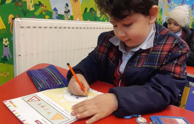 انجام فعالیت‌های کتاب Math 4