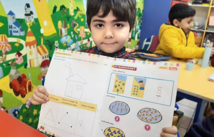 انجام فعالیت‌های کتاب Math 4