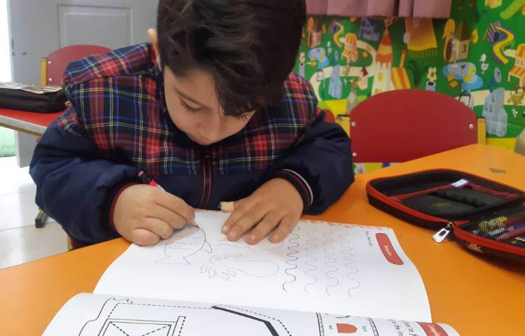 انجام فعالیت‌های کتاب Pencil Control 4