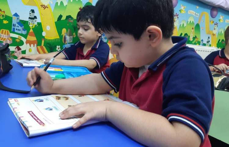 انجام فعالیت‌های کتاب Math 4