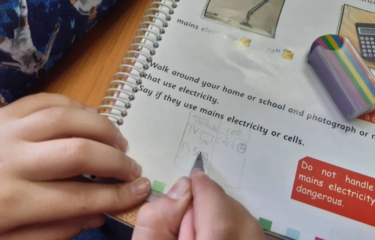 انجام فعالیت‌های کتاب Science 5