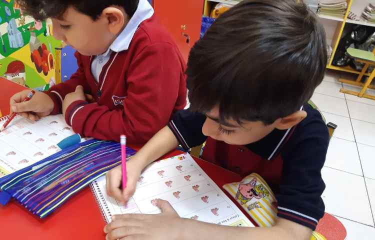 انجام فعالیت‌های کتاب Math