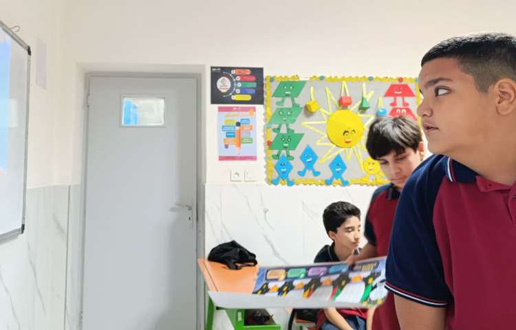 انجام فعالیت‌های کلاسی و بازی پاورپوینت در زنگ General English 2