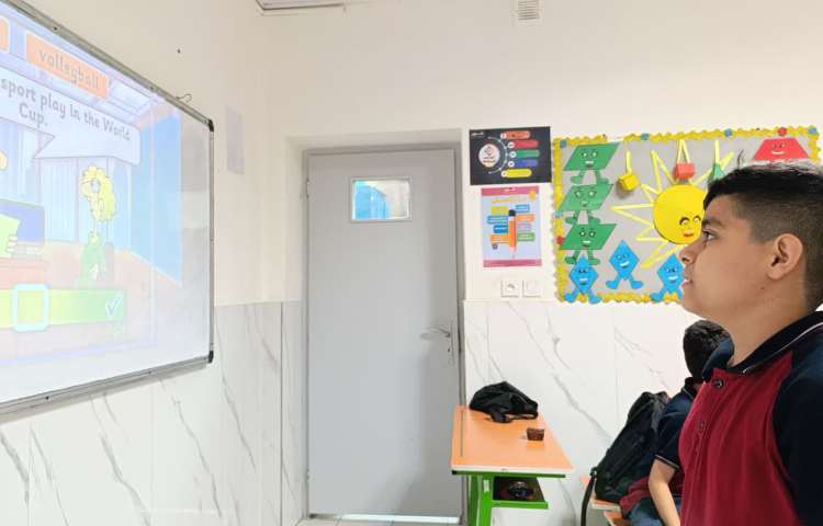 انجام فعالیت‌های کلاسی و بازی پاورپوینت در زنگ General English 3