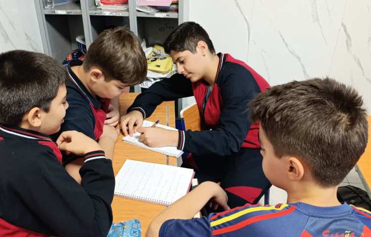 انجام فعالیت‌های گروهی و بازی پاورپوینت در زنگ General English 3