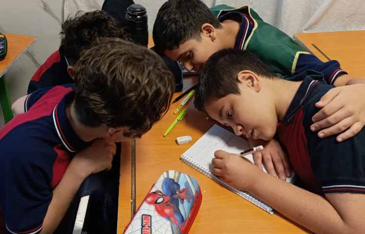 انجام فعالیت‌های گروهی و بازی پاورپوینت در زنگ General English 4