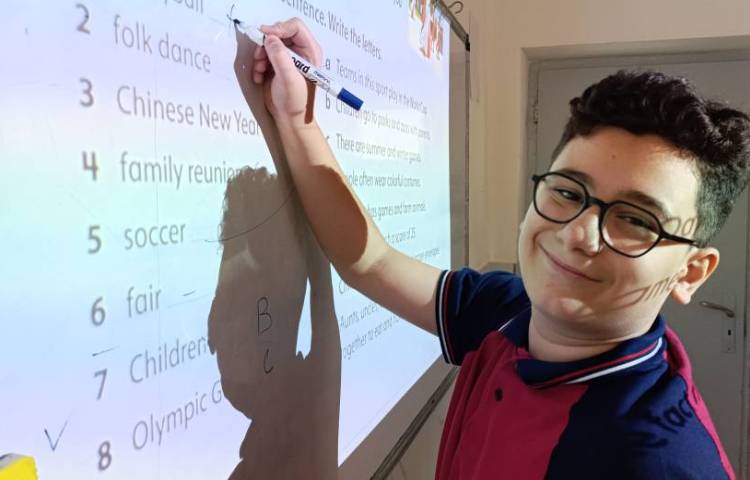 انجام فعالیت‌های گروهی و تمرین کتاب در زنگ General English 1