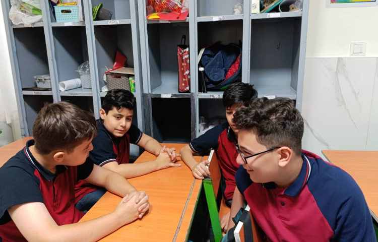 انجام فعالیت‌های گروهی و تمرین کتاب در زنگ General English 2
