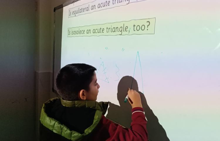 انجام فعالیت‌ها و تمرین‌های کتاب در زنگ Math 4