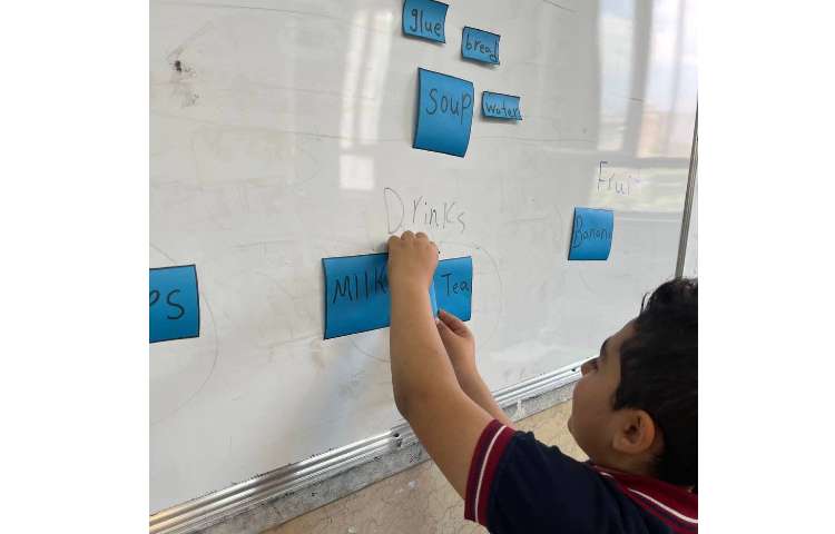 انجام فعالیت look and pick و دسته بندی خوراکی های مختلف 2