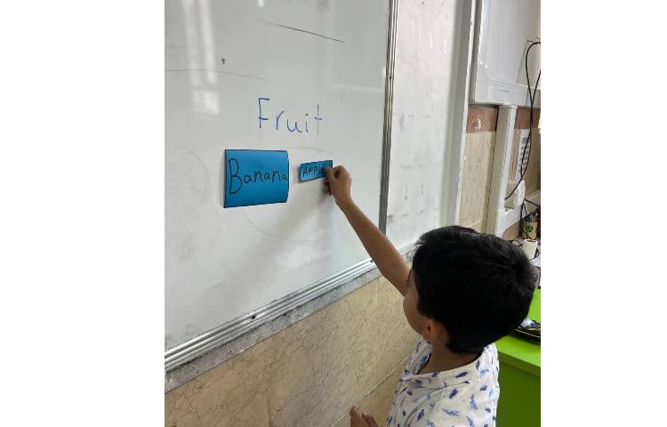 انجام فعالیت look and pick و دسته بندی خوراکی های مختلف 3