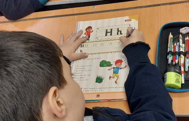 انجام فعالیت کتاب ALV Phonics 1-زنگ زبان عمومی 1