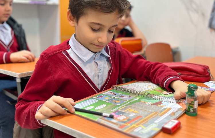 انجام فعالیت Listening کتاب 2