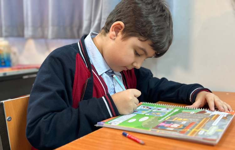 انجام فعالیت Listening کتاب 3