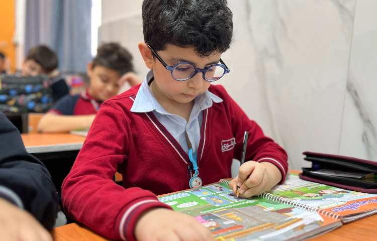 انجام فعالیت Listening کتاب 4