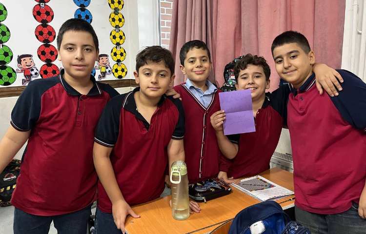 انجام فعالیت گروهی جهت تمرین بخش‌پذیری اعداد 4