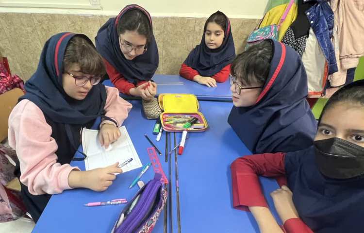 انجام فعالیت گروهی دانش اموزان در گروه های هاووس سیستمی 2