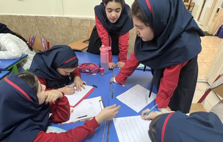 انجام فعالیت گروهی دانش اموزان در گروه های هاووس سیستمی 4