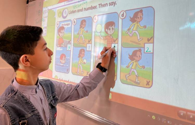 انجام و چک کردنِ بخش Listening 1