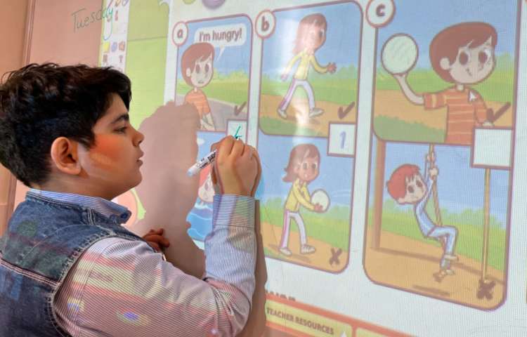 انجام و چک کردنِ بخش Listening 2