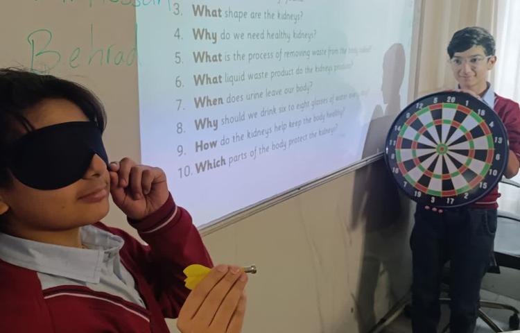 انجام پرسش و پاسخ همراه بازی در زنگ Science 1