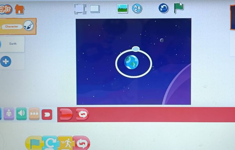 انجام پروژه های دو و چهار اسکرچ جونیور ( گردش ماه به دور زمین و چهارفصل ) 3