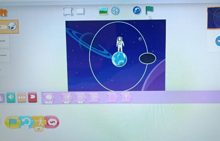 انجام پروژه های دو و چهار اسکرچ جونیور ( گردش ماه به دور زمین و چهارفصل )