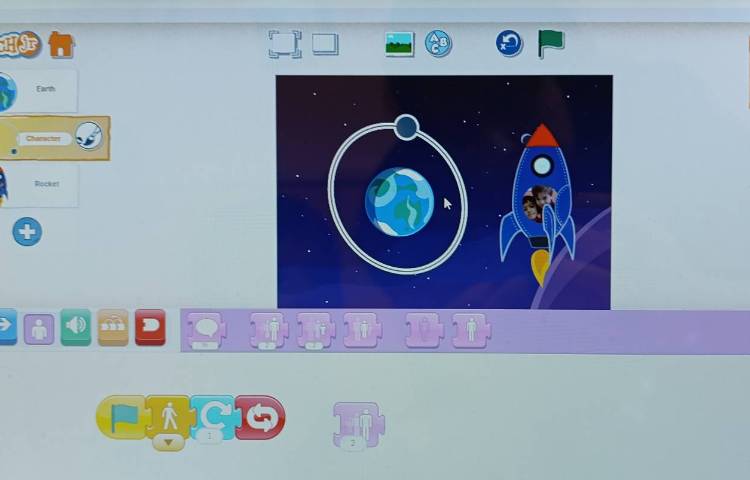 انجام پروژه های دو و چهار اسکرچ جونیور ( گردش ماه به دور زمین و چهارفصل ) 3