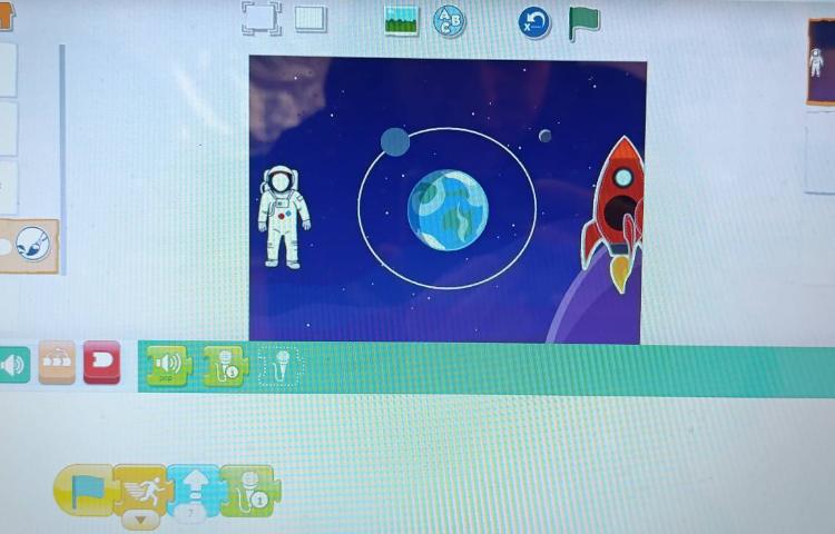 انجام پروژه های دو و چهار اسکرچ جونیور ( گردش ماه به دور زمین و چهارفصل ) 4