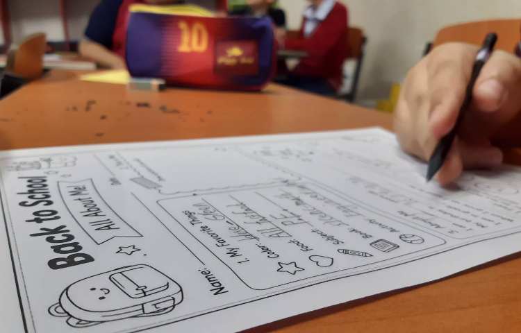 انجام کاربرگ توسط زبان‌آموزان و صحبت در مورد علایق خود 3