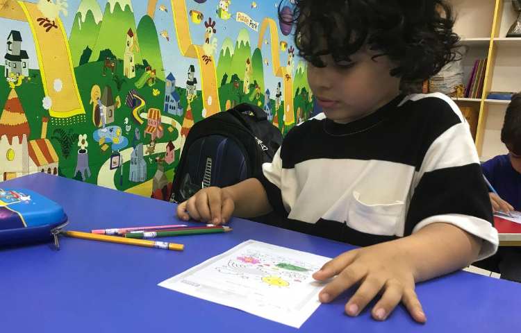 انجام کاربرگ رنگ‌ها در کلاس زبان 1