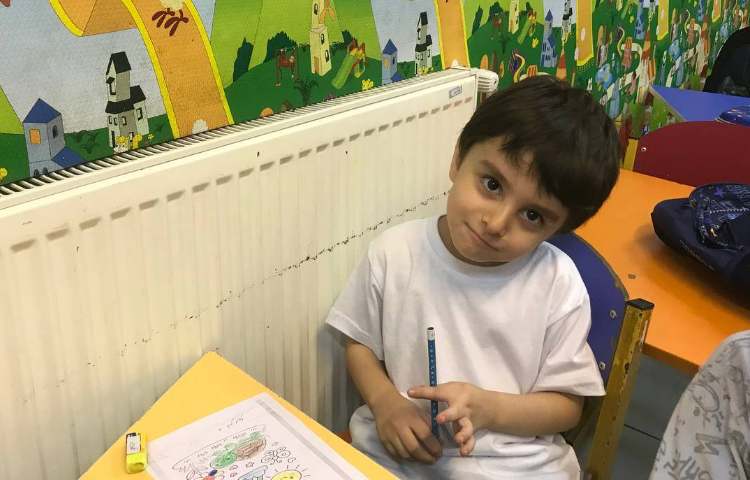 انجام کاربرگ رنگ‌ها در کلاس زبان 2