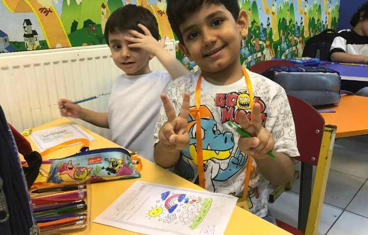 انجام کاربرگ رنگ‌ها در کلاس زبان 3