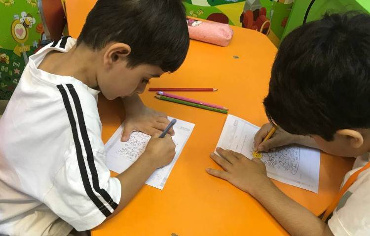 انجام کاربرگ رنگ‌ها در کلاس زبان 4