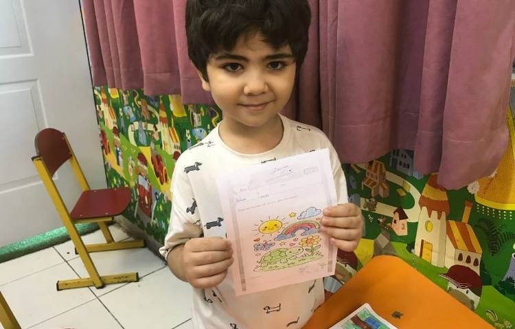 انجام کاربرگ رنگ‌ها در کلاس زبان 5